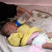 Najia Al-Najjars fem månader gamla bebis Yousef behandlas för undernäring på en klinik i Khan Yunis, 21 maj.