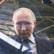 Vladimir Putin besöker en flygplansfabrik i Irkutsk.