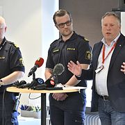 Erik Gatu, kommunpolis, Jimmy Spolander biträdande lokalpolisområdeschef och Jörgen Olsson, kommundirektör Borlänge, under en pressträff i Gamla stadshuset i Borlänge.