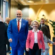Albaniens premiärminister Edi Rama och EU-kommissionens ordförande Ursula von der Leyen. Utnämningen av en chatbot till minister görs för att minska korruptionen i syfte att infria Ramas löfte om att gå med i EU innan år 2030.