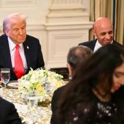 Donald Trump med Saudiarabiens ambassadör och prinsessan Reema bint Bandar Al Saud. 