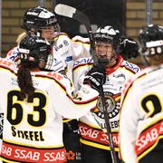 Rebecca Stenberg (mitten) jublar efter sitt 2–1-mål.