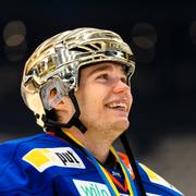 Erik Källgren jublar efter att ha vunnit SM-guld med Växjö. 