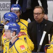 Arkivbild. Sveriges tränare Pär Mårts coachar under matchen i Euro Hockey Tour mellan Sverige och Ryssland.