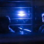 Den åtalade mannen i polistransport på väg till rätten