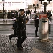 Polisinsatsen efter att flickan knivhuggits i Brunnsparken i centrala Göteborg.