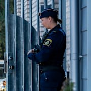 Polisen utanför parets bostad.