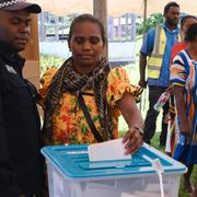 En kvinna röstar i Mele, utanför huvudstaden Vanuatu. Ögruppen har haft tre premiärministrar på 18 månader. 