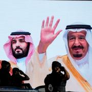 Saudiarabiens kung Salman till höger, och kronprins Mohammed bin Salman.