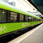 Tåg från Flixtrain. 