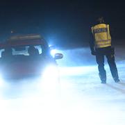 Polisen stoppar i rondellen utanför Sjöbo trafiken från att köra riksväg 13 mot Ystad i snökaoset på tisdagen.