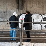 Personer vid minnesplats för den dödade pojken.