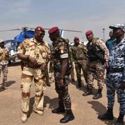 Presidentens säkerhestschef Ousmane tillsammans med överstelöjtnant Issiaka Ouattara på flygplatsen i Bouaké.