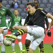 AIK:s Stefan Ishizaki med Jönköpings André Calisir (t.v.) och Alexander Jallow under söndagens allsvenska fotbollsmatch mellan AIK och Jönköpings Södra IF 