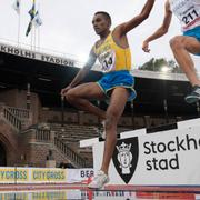 Sveriges Napoleon Salomon i ledningen under 3000 meter hinder på Finnkampen 2017.