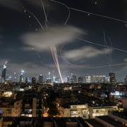 Israels järnkupol skjuter ner iranska robotar över Tel Aviv. 