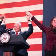 Vicepresident Mike Pence (mitten) kampanjar med två kongresskandidater. 