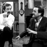 Andrew Sachs och John Cleese i ”Pang i bygget”