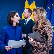 Romina Pourmokhtari (L), Ebba Busch (KD) och Martin Kinnunen (SD) i samband med en pressträff i december.