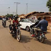 Människor på motorcykel i Bissau, Guinea-Bissaus huvudstad, på torsdagen.