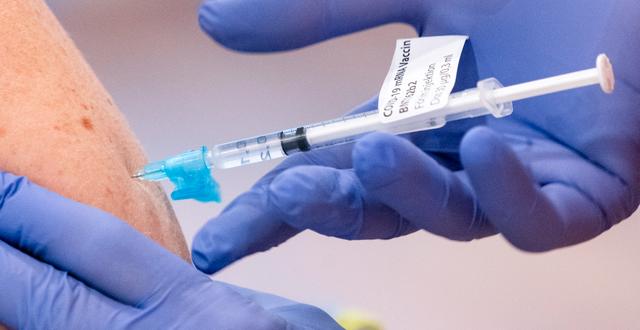 En person får vaccin mot covid-19. Johan Nilsson/TT / TT NYHETSBYRÅN