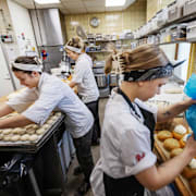 Arkivbild. Semlor bakas på Tössebageriet. 