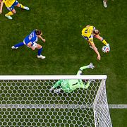 Fridolina Rolfö kvitterar mot Italien i sommarens VM-kvalmatch mot Italien. Nästa Fifa-turnering på seniornivå är just damernas VM nästa sommar – och nu uppges Uefa ha släppt sitt bojkottshot.