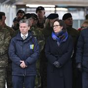 Utrikesminister Maria Malmer Stenergard och försvarsminister Pål Jonson deltar i en högtidsceremoni i Lettland.