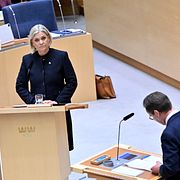 Socialdemokraternas partiledare Magdalena Andersson (S) och statsminister Ulf Kristersson (M) under en partiledardebatt i Riksdagen. Just under partiledardebatterna brukar det vara gott om folk i bänkarna. En följd av kvittningsbråket är att det kan bli så att riksdagsledamöterna måste tillbringa mer tid i kammaren.