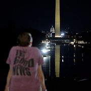En person ser ut över vattenspegeln vid Lincoln Memorial i Washingtons.