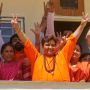 Pragya Singh Thakur tillsammans med BJP-anhängare i Bhopal. 