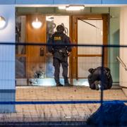 Polis och bombtekniker på plats vid ett flerfamiljshus på Hyllie i Malmö tidigt på tisdagsmorgonen efter en detonation.