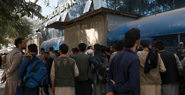 Folk köar för att ta ut sina besparingar i Kabul.  Rahmat Gul / TT NYHETSBYRÅN