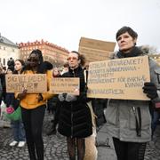 Demonstranterna protesterar mot den uppmärksammade friande hovrättsdomen mot en man som i tingsrätten fälldes för våldtäkt mot en tioårig flicka. 