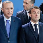 Arkivbild: Macron och Erdogan bredvid varandra på gruppbilden i samband med ett möte om Libyen i vintras.