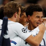 Dele Alli längst till höger gratuleras av lagkamraterna.