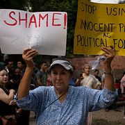 En kvinna protesterar mot myndigheterna i Manipur.