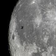 ISS passerar månen.