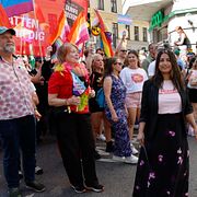
Vänsterpartiets ordförande Nooshi Dadgostar i Prideparaden i Stockholm.