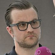 Lokalpolisområdeschef Jimmy Spolander under en pressträff på onsdagen med anledning av skolhotet.