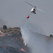 En helikopter vattenbombar branden i Almería den 10 juli.