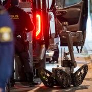 Polisens bombrobot på plats vid ett flerfamiljshus på Bennets väg i Malmö på fredagskvällen efter larm om en explosion.