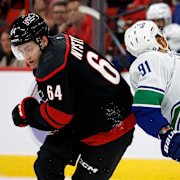 Joel Nyström (64) i krock med Evander Kane (91) under en match i mitten av november. 