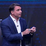 Flavio Bolsonaro och Lula da Silva pekar på varandra under en tv-sänd debatt.