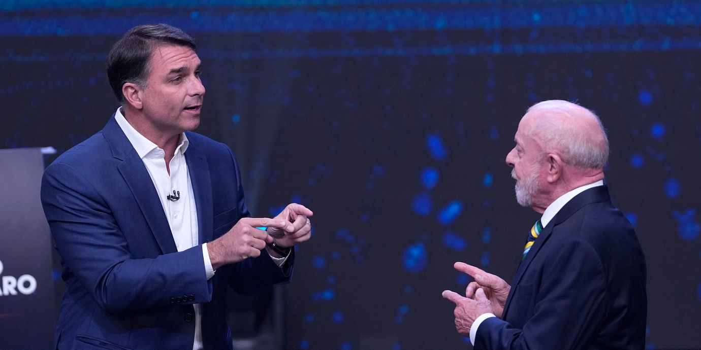 Flavio Bolsonaro och Lula da Silva pekar på varandra under en tv-sänd debatt.