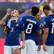 Frankrikes Lucas Digne under en av VM:s alla vätskepauser.