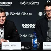 Magnus Carlsen och Fabiano Caruana på gårdagens pressträff.