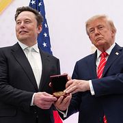 Elon Musk mottar ”National Science”-medaljen från USA:s president Donald Trump den 8 oktober.