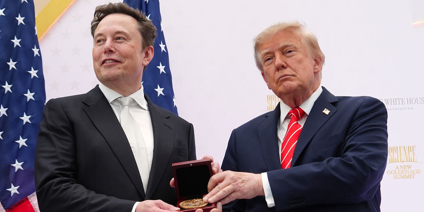 Elon Musk mottar ”National Science”-medaljen från USA:s president Donald Trump den 8 oktober.