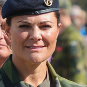 Kronprinsessan i kamouflagemålning på en bild från 2002 samt en bild nästan 20 år senare. när Victoria besökte Älvsborgs amfibieregemente 2022. 